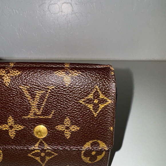 AUTHENTIC Louis Vuitton Monogram Wallet - Picture 5 of 9